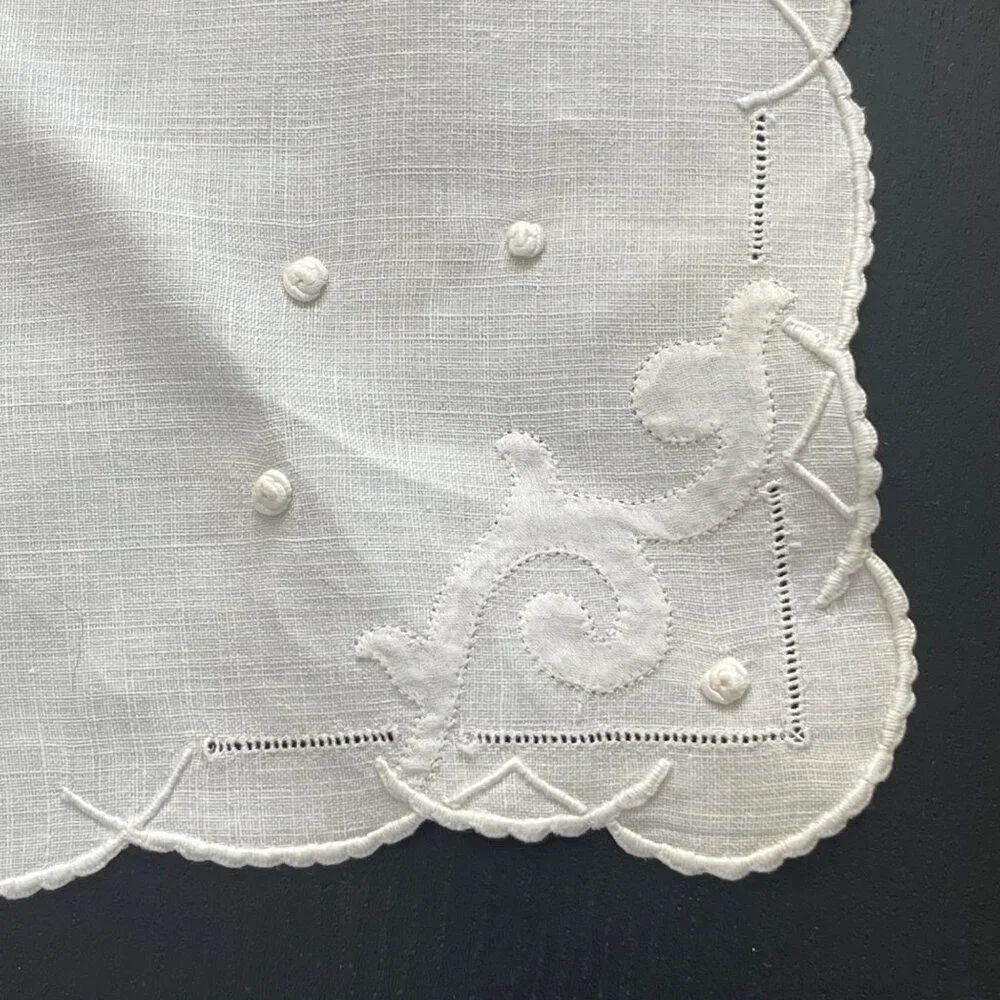 VTG Bread Basket Cloth Napkin Liner White Embroidered (STAINS)